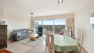 Mooi verzorgd appartement met groot terras op wandelafstand van de Zeedijk.<br /><br />Indeling: Inkomhal met vestiairekast, ruime woonkamer met toegang tot het groot zongericht terras met zicht op het meer, open ingerichte keuken, badkamer voorzien van douche, wastafel en aansluiting voor de wasmachine, apart toilet, twee grote slaapkamers met inbouwkasten. De hoofdslaapkamer geeft toegang tot het ruime terras achteraan met prachtige open zichten. <br /><br />Mogelijkheid tot aankoop van een gesloten garagebox op wandelafstand (55.000 Euro).<br /><br />Deze residentie beschikt over een overdekt privé zwembad,<br />privéstrand, sportfaciliteiten en parking plaatsen op eigen terrein.<br /><br />Het perfecte vakantieappartement met goede verhuur mogelijkheden.