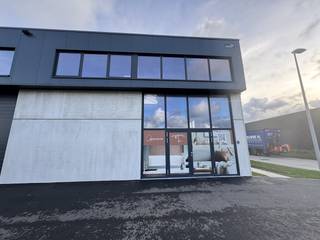 This ready-to-move-in and well-located 150 m² warehouse is located on the ground floor and is available immediately.Ground floor area:...