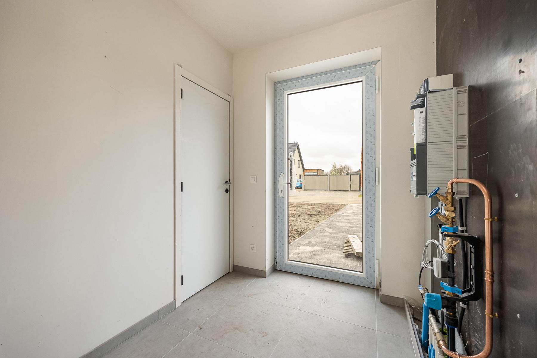 Woning met 3 slaapkamers en carport/fietsenberging op perceel van ca 366m² - foto 2