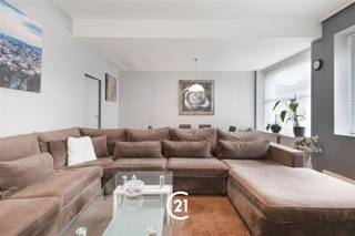 <p>Zoekt u een ruime en gerenoveerde woning met 4 slaapkamers in Wondelgem?<br />Dan hebben wij precies wat u zoekt!</p><p>Deze woning bevindt zich in een aangename, kindvriendelijke buurt in het hart van Wondelgem. Dankzij de centrale ligging geniet u van een vlotte verbinding met het centrum van Gent, zowel met de fiets, wagen als het openbaar vervoer. Tram- en bushaltes liggen op wandelafstand, net als winkels, scholen en andere dagelijkse voorzieningen.</p><p>GLV: Bij het betreden van de woning komt u terecht in de inkomhal, vanwaar u toegang heeft tot zowel de ruime keuken met alle nodige voorzieningen als de gezellige en lichtrijke leefruimte. Op het gelijkvloers bevindt zich ook een apart gastentoilet en is er toegang tot de ruime kelder, ideaal als extra bergruimte.<br />1steV: Hier vindt u twee ruime slaapkamers en een comfortabele badkamer, voorzien van een toilet en een douche.<br />2deV: Deze verdieping beschikt over nog een slaapkamer én een extra ruime slaapkamer met aansluitend een kamer die perfect kan dienen als dressing of bureau, én een tweede badkamer.</p><p>Zou deze woning iets voor u kunnen zijn?<br />Wees er dan snel bij en neem vandaag nog contact met ons op voor meer informatie of een bezoek ter plaatse.<br /> </p>