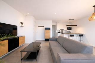 Volledig instapklaar appartement, nieuwbouw, met 2 slaapkamers en een schitterend terras aan de zonnekant. Prachtige zichten over het...