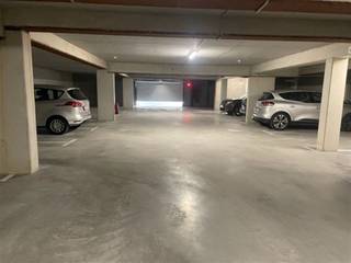 AUTOSTAANPLAATSEN EN GARAGEBOXEN TE KALFORTGelegen in het centrum van Kalfort (Fabiolapark) - in de ondergrondse verdieping van Residentie...