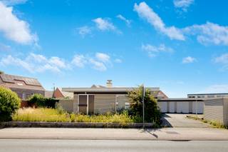 Bent u op zoek naar een ruime woning en of projectgrond met veel mogelijkheden? Lees dan zeker even verder! De aanwezigheid van 3 slaapkamers,  het...