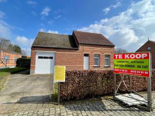 Hoofdgebouw ingericht als woning met aanpalende ruime polyvalente schuur. Of u nu op zoek bent naar een woning met ruimte voor uw...