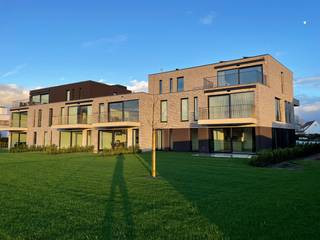 Dit modern nieuwbouwproject gelegen aan de rand van Grasheide bij Putte straalt pure klasse uit.<br />Het betreft een gelijkvloers appartement met tuin en ruim terras.<br /><br />Een lichtrijke woonkamer met luxueus open keuken uitgerust met frigo, combi-oven, keramische kookplaat en vaatwasser.<br />Aanpalend de woonkamer een ruim en gezellig terras met verzicht.<br />De badkamer is voorzien van douche en dubbel wandmeubel met sierradiator voor extra gezellige warmte.<br />In de ruime berging is voldoende plaats voor wasmachine en droogkast.<br />Heel het appartement is uitgerust met verlichting en overgordijnen.<br /><br />Extra troeven:<br />- HEEL ENERGIEZUINIG APPARTEMENT.<br />- Groot terras Zuid-Oost georiënteerd.<br />- Lift aanwezig voor <br />- Hi tech deuren.<br />- Vloerverwarming.<br />- Zonnepanelen.<br />- Ondergrondse autostaanplaats met ruime kelderberging.<br />- Privatieve tuin van Ca. 130m2 die onderhouden wordt door gemeenschap. <br /><br />De maandelijkse gemeenschappelijke kosten bedragen €100,-<br /><br />Info & afspraak: ☎ 0473/33 33 10 ✉ geoffry@wijns.be