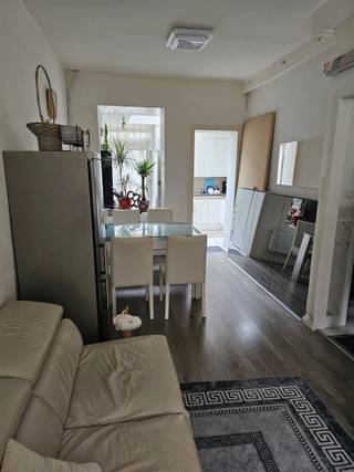 Centraal gelegen, gerenoveerde ééngezinswoning op een perceel van 49 m² vlakbij het stadscentrum. Indeling: inkom, living, ingerichte keuken en toilet. Koer. Verdieping: grote slaapkamer en een badkamer met lavabo, ligbad en toilet. Zolderverdieping: 2 slaapkamers. Elektriciteit conform, centrale verwarming op aardgas. De woning is momenteel verhuurd.