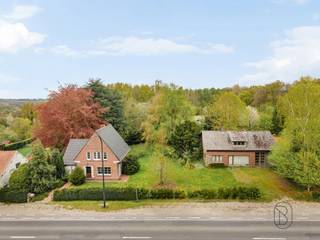 Ontdek deze karaktervolle woning met afzonderlijk ruim atelier op een perceel van 4600m2 tussen Ronse en EllezellesOp een vlot bereikbare ligging...