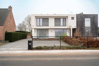 <p>Welkom<span> </span>in deze moderne halfopen bebouwing op de Lindelsebaan 85, waar ruimte, comfort en een doordachte totaalrenovatie samenkomen.</p>
<p></p>
<p>Sinds 2016 werd de woning grondig vernieuwd met aandacht voor kwaliteit, duurzaamheid en hedendaags wooncomfort. Het resultaat is een instapklare gezinswoning waar je enkel nog je koffers hoeft uit te pakken.</p>
<p></p>
<p>Via de ruime inkomhal kom je in de lichtrijke leefruimte waar zithoek, eetplaats en keuken naadloos in elkaar overvloeien. De volledig uitgeruste keuken met kwalitatieve materialen vormt het warme hart van de woning.</p>
<p></p>
<p>Met maar liefst vijf volwaardige slaapkamers biedt deze woning tal van mogelijkheden: groot gezin, thuiswerk of hobbyruimte. De twee badkamers en het aparte gastentoilet zorgen voor het nodige comfort en vlotte ochtenden.</p>
<p></p>
<p>De woning beschikt bovendien over een ruime kelder, ideaal als extra opslagruimte.</p>
<p></p>
<p>De tuin is netjes aangelegd met terras, tuinhuisje met overkapping, een zwemvijver met zuiveringspomp en gazon met beregeningsinstallatie (op grondwater). Achteraan grenst het perceel aan een buurtpleintje.</p>
<p></p>
<p>Vooraan beschikt de woning over ruime parkeergelegenheid voor minstens drie wagens, met daarnaast een oprit die doorloopt naar de achterzijde van de woning.</p>
<p></p>
<p>Kom deze woning zelf ontdekken!</p>
<p></p>
<p>Alle bijhorende documenten kan u downloaden onderaan de omschrijving van het pand op onze website <span>www.jamar.immo</span>.</p>