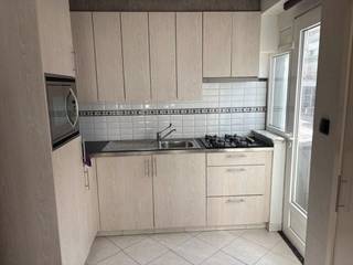 Deze studio 35 m2 bestaat uit inkomhal, woonkamer met open keuken, berging en badkamer met douche.<br />In de woonkamer staat een kast met uitklapbaar dubbel bed.<br />Studio op de eerste verdieping - geen lift in het gebouw.<br /><br />Maandelijkse huurprijs: 700 EUR + 50 EUR vaste kosten = 750 EUR per maand.<br />Onmiddellijk vrij.