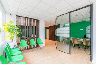 Op zoek naar een interessante vastgoedinvestering met een <strong>aantrekkelijke huuropbrengst</strong>? Deze goed gelegen investeringseigendom in het <strong>centrum van Beveren</strong> omvat een <strong>gelijkvloers handelspand </strong>(thans bankkantoor),<strong> drie ruime appartementen</strong> en <strong>drie privatieve kelderbergingen.</strong><br /><br /><strong>Het handelspand</strong> heeft een oppervlakte van 192 m² en beschikt over een <strong>afzonderlijke ingang</strong>. Het handelspand is verhuurd tot en met 2032, wat zorgt voor een stabiele huurinkomst op lange termijn. Daarnaast is het uitgerust met vernieuwde HR-kunststofbeglazing, verwarming via een warmtepomp en een EPC-label C. <br /><br />De drie appartementen hebben elk een royale oppervlakte van circa <strong>144 m²</strong> en zijn bereikbaar via een gemeenschappelijke inkomhal met lift. Elk appartement beschikt over een ruime inkomhal, gastentoilet, badkamer, <strong>drie slaapkamers,</strong> een woonkamer, een keuken en <strong>twee terrassen</strong>. Bovendien beschikt elk appartement over een privatieve kelderberging.<br /><br />Daarnaast beschikt het pand over een garage die momenteel dienstdoet als locatie voor een bankautomaat.<br /><br />De appartementen worden verwarmd via<strong> condenserende gasketels</strong>. De appartementen op de tweede en derde verdieping zijn momenteel verhuurd, het appartement op de eerste verdieping is beschikbaar voor eigen gebruik of verhuur.<br /><br />De huidige maandelijkse huuropbrengst bedraagt € 4.168,56, afkomstig van het handelspand en de twee verhuurde appartementen. Dankzij het momenteel leegstaande appartement is er bovendien ruimte om de <strong>huuropbrengst</strong> verder te <strong>optimaliseren</strong>.<br /><br />Elke entiteit beschikt over individuele meters voor water, gas en elektriciteit..<br /><br />Dit eigendom combineert een centrale ligging, ruime oppervlaktes en een mix van commerciële en residentiële verhuur. Een interessante opportuniteit voor investeerders die op zoek zijn naar een vastgoedbelegging met bestaande huurinkomsten en bijkomend verhuurpotentieel.<br /><br /><span><em>Handelspand: EPC-label C<br />Eerste verdieping: 247 kWh/m² per jaar<br />Tweede verdieping: 200 kWh/m² per jaar<br />Derde verdieping: 244 kWh/m² per jaar</em></span><br /><br />Hebt u interesse in deze investeringseigendom? Neem contact op met Emily via emily@claves.be. <br />