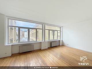 <p><strong>BRUSSEL, in het hart van Brussel, op een steenworp afstand van de Grote Markt, vlakbij de instellingen, het openbaar vervoer en de winkels, mooi appartement van ±97 m² gelegen op de 4e verdieping met lift. Het appartement is als volgt ingedeeld: inkomhal, ruime woonkamer van ±30 m², ingerichte keuken (oven, kookplaten, afzuigkap, koelkast, diepvriezer en vaatwasser), badkamer, toilet, wasruimte, een slaapkamer van ±12 m² en een slaapkamer van ±18 m² met een inloopkast, geen kelder. Kosten: Voorschot van 200€/maand, inclusief gemeenschappelijke kosten en koud water. EPC D-. Beschikbaar vanaf 15/09/2026.</strong><br /><br /></p>
<p><u>Op de 4e verdieping, bereikbaar met de lift:</u></p>
<p> </p>
<p>- Entreehal<br />- Ruime woonkamer van ±30 m²<br />- Ingerichte keuken (oven, kookplaten, afzuigkap, koelkast, vriezer en vaatwasser)<br />- Badkamer<br />- Toilet<br />- Wasruimte<br />- Slaapkamer van ±12 m²<br />- Slaapkamer van ±18 m² met een inloopkast</p>