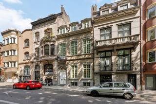 Au 47, avenue Landsroem, juste en face du parc de Ganshoren, se trouve cette maison de maître unique, pleine de charme et d'authenticité. Les...