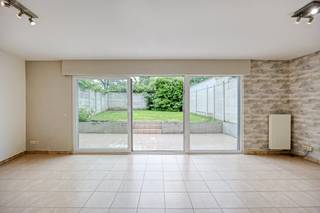Dit verzorgd duplexappartement, gebouwd in 2006, biedt een bewoonbare oppervlakte van 97m² en combineert een praktische indeling met aangenaam wooncomfort. De leefruimtes genieten van veel natuurlijk licht, terwijl de slaapkamers en badkamer zich op de bovenverdieping bevinden voor extra rust en privacy.Het appartement beschikt over:- Lichtrijke leefruimte met toegang naar de tuin (gelijkvloers)- Geïnstalleerde keuken (gelijkvloers)- Gastentoilet (gelijkvloers)- 2 volwaardige slaapkamers (eerste verdiep)- Een ingerichte badkamer met bad, dubbele lavabo en toilet (eerste verdiep)- Private garageWinkels, scholen, sportfaciliteiten en dagelijkse voorzieningen bevinden zich in de onmiddellijke omgeving. Ook openbaar vervoer is vlakbij aanwezig, waardoor zowel Brussel als de omliggende gemeenten gemakkelijk bereikbaar zijn. De combinatie van een rustige woonomgeving en een uitstekende bereikbaarheid maakt deze locatie bijzonder aantrekkelijk voor zowel eigen bewoning als investering.Interesse? Neem contact op om een bezoek in te plannen. Tot dan !Bestuursmaatregelen in het maatregelenregister: nee