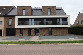 Residentie Diamands biedt u dit nieuwbouw 1-slpk appartement op de tweede verdieping aan ingedeeld als volgt: inkomhal, één slaapkamers (10,4m²) met aansluitend de badkamer met inloopdouche en toilet, berging, woonkamer met open geïnstalleerde keuken. Aansluitend aan de keuken kan men het ruime terras (18,9m²) terugvinden. Het appartement beschikt over vloerverwarming. Op niveau -1 beschikt het appartement over een privatieve berging, autostaanplaats en gemeenschappelijke fietsenstalling. De gemeenschappelijke kosten bedragen 65 euro/maand provisie. Dit BEN appartement is zeer energiezuinig. Voor verdere inlichtingen, neem vrijblijvend contact op nummer 03/283.84.84 of mail naar viktor@ax-quality.be