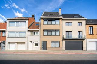 Op zoek naar een uitzonderlijk ruime, energiezuinige en volledig instapklare stadswoning waar comfort, ruimte en een uitstekende ligging hand in hand gaan? Dan is deze prachtige woning gelegen te Brugsken 138 in Sint-Niklaas absoluut het ontdekken waard.<br /><br />Met een indrukwekkende bewoonbare oppervlakte van maar liefst 265 m², 6 royale slaapkamers, 2 badkamers, 3 toiletten, een ruime tuin én een groot terras op de eerste verdieping, biedt deze woning een zee aan ruimte voor grote gezinnen. Bovendien beschikt de woning over een EPC-label B met een bijzonder gunstige score van slechts 104 kWh/(m² jaar), wat het energiezuinige karakter van deze woning extra benadrukt. Op het gelijkvloers is de woning voorzien van vloerverwarming, terwijl de verdiepingen beschikken over radiatoren.<br /><br />Bij het binnenkomen wordt u verwelkomd in een bijzonder ruime inkomhal, die meteen toegang biedt tot een afzonderlijk gastentoilet en de leefruimte. De leefruimte is licht, open en bijzonder ruim en sluit naadloos aan op de open keuken. Dankzij de grote raampartijen geniet u hier van een aangename lichtinval en een mooi zicht richting de tuin.<br /><br />De ruime open keuken vormt een echte blikvanger. Ze beschikt over bijzonder veel kastruimte, moderne toestellen en een strakke, eigentijdse afwerking. Vanuit de keuken kijkt u rechtstreeks uit op de prachtig aangelegde, zuidwestelijk georiënteerde tuin, waar u dankzij de ligging en inrichting geniet van de nodige privacy.<br /><br />Op de eerste verdieping bevinden zich twee bijzonder ruime slaapkamers. Eén van deze slaapkamers beschikt over een rechtstreekse toegang tot een uitermate ruim terras, een absolute troef en een heerlijke extra buitenruimte. De tweede slaapkamer is eveneens royaal van formaat. Op dit verdiep bevindt zich bovendien de eerste badkamer, uitgerust met een ligbad, douche, toilet en dubbele lavabo.<br /><br />De tweede verdieping biedt opnieuw twee bijzonder ruime slaapkamers. Daarnaast vindt u hier een tweede badkamer, voorzien van een douche, toilet, dubbele lavabo en aansluiting voor de wasmachine. Een bijzonder praktische verdieping die perfect inspeelt op de noden van een groot gezin.<br /><br />Maar daar houdt de ruimte niet op. Op de derde verdieping bevinden zich nog eens twee ruime slaapkamers. Deze ruimtes kunnen uiteraard perfect dienstdoen als volwaardige slaapkamers, maar bieden daarnaast tal van mogelijkheden als hobbykamer, dressing, bureau, speelruimte of extra bergruimte.<br /><br />De woning combineert zo op een uitzonderlijke manier 265 m² aan bewoonbare oppervlakte, zes volwaardige slaapkamers, twee badkamers en verschillende polyvalente ruimtes, zonder daarbij aan wooncomfort in te boeten.<br /><br />Ook de ligging is een belangrijke troef. Brugsken bevindt zich op een uitstekende locatie in Sint-Niklaas, met een vlotte bereikbaarheid en tal van voorzieningen in de nabije omgeving.<br /><br />Kortom: een uitzonderlijk ruime en volledig instapklare stadswoning die perfect is voor grote gezinnen die centraal willen wonen, maar absoluut geen concessies willen doen aan ruimte, comfort en energiezuinigheid.