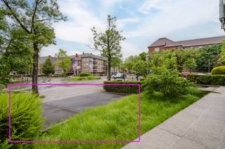 Deze voormalige tandartspraktijk is gelegen op een druk rond punt nabij het centrum van Kortrijk. De zichbaarheid is uitermate groot. Ideaal als kantoor, praktijk,.....<br />De 3 private parkings in volle eigendom voor het pand zijn een heel grote troef. Er zijn ook 3 kelders. Rolstoelvriendelijke inkom. EPC label C.<br /><br />Indeling: Inkom met wachtplaats, 2 burelen met ruime bergruimte, 2 toiletten. Er is ook een tweede private inkom.<br /><br />Eigenschappen van pand
<ul>
	<li>Airco: in het grote bureel.</li>
	<li>Kelder: 3 stuks</li>
	<li>Watertoets: Geen overstromingsgevoelig gebied.</li>
	<li>KI: 971 €</li>
	<li>Beschikbaarheid: Bij akte</li>
	<li>Beglazing: Dubbel in aluminium ramen</li>
	<li>Verwarming: Cv op gas</li>
	<li>Parking: 3 parkeerplaatsen voor pand.</li>
</ul>
Meer info of advies nodig over Praktijk- of kantoorruimte op commerciële ligging? <br />Contacteer Frank: +32 475 674 835 — frank@dekeyser.immo<br /> 