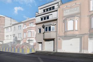 Ruim multifunctioneel huis (260 m²) met een loods/werkplaats van 120 m². Ideaal voor een ondernemer of vrij beroep dankzij zijn multifunctionele karakter.De indeling is als volgt: Kelder: meerdere kelders. Begane grond: grote hal die toegang geeft tot de verdiepingen en de loods. Deze is toegankelijk via een grote sectionaaldeur. De doorgang is 2,93 m breed en heeft een vrije hoogte van 3,24 m. Oppervlakte: doorgang: 35 m² en vrije ruimte: 85 m². (gladde betonnen vloer met epoxylaag). Op de eerste verdieping: een grote woonkamer, een keuken, een badkamer, een groot kantoor en een grote bijkeuken. Op de tweede verdieping: twee zeer grote slaapkamers. Op de derde verdieping: een zeer grote slaapkamer. Centrale verwarming op gas. De ramen zijn van PVC met dubbele beglazing. Gedeeltelijk te renoveren.