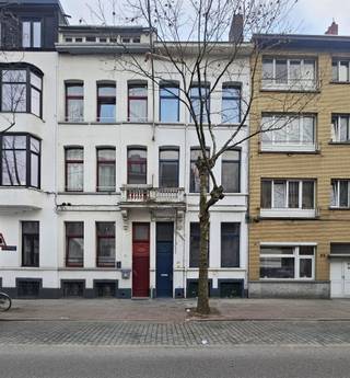 <p><span>Centraal Antwerpen gelegen appartement met 2slpks en terras</span></p><p><span>Dit centraal gelegen appartement is op wandelafstand van openbaar vervoer, scholen, winkels, parken en restaurants.<br />Het gebouw is in 2011 volledig vernieuwd.</span></p><p><span>De indeling:<br />De gelijkvloers verdieping:<br />Via de gemeenschappelijke toegangsruimte is de inkom naar de gezellige leefruimte met verder door, de open leef-keuken, die ook toegang geeft tot het terras achteraan. <br />De keuken beschikt over volgende toestellen: Amerikaanse koelkast, oven, afwasmachine, dampkap en gasvuur. <br />Er is een slaapgedeelte gecreëerd.<br />Een eerste badkamer met inloopdouche en toilet.</span></p><p><span>De souterrain verdieping (kelderverdieping):<br />Een ruime slaapkamer met aansluitend de dressing. Badkamer inloopdouche, lavabomeubel en toilet.</span></p><p><span>Voldoende bergruimte/werkruimte in het appartement en een berging met aansluiting voor wasmachine en droogkast.</span></p><p><span>Pluspunten:<br />- Gunstige EPC met label B<br />- Elektriciteit is conform<br />- Kleinschalig gebouw met lage gemeenschappelijke kosten<br />- Aparte meters voor nutsvoorzieningen<br /> </span></p>