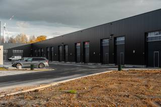 Deze loodsen zijn uiterst centraal gelegen op 3 minuten rijden van de E403 en beschikken over: <br />- Bruikbare oppervlaktes tussen 96 m2 <br />- Steeldeck dak <br />- Drie fase elektriciteit <br />- Afvoer wc en lavabo<br />- Stadswater <br />- Automatische sectionale poort <br />- Ledverlichting <br />- Door entry via smartphone<br />- Camerabewaking <br />- 1- of 2 parkeerplaatsen voor de loods <br /><br />Wens je deze loods te bezichtigen? <br />contacteer ons dan via 0479/90.60.31 <br />of via hello@belistate.be