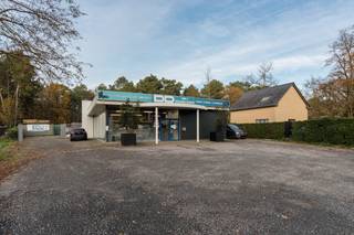 Dit uitstekend onderhouden handelspand met magazijn is gelegen op een uitstekende zichtlocatie langs de Kamperbaan  te Hechtel, een druk...