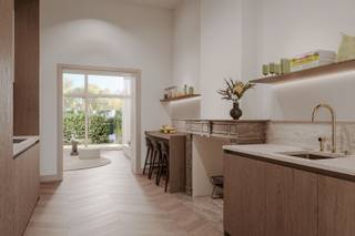 In het hart van Gent vind je Prinsenhof, een uitzonderlijke reconversie van een historische site. Deze gerenoveerde herenwoning, opgenomen in de inventaris van bouwkundig erfgoed, wordt afgewerkt met respect voor het verleden én oog voor hedendaags comfort.<br /><br />Via de inkomhal bereik je een aparte eetruimte met volledig uitgeruste open keuken, afgewerkt met hoogwaardige materialen. De plafondhoogte tot 3,5 meter creëert een indrukwekkend gevoel van ruimte. Het lichtrijke salon kijkt uit op de privatieve tuin met terras, bereikbaar via een grote glazen wand.<br /><br />De woning beschikt over vier ruime slaapkamers, verdeeld over twee verdiepingen, telkens met een volwaardige badkamer (inloopdouche of ligbad). De zolderverdieping wordt casco afgewerkt en biedt extra mogelijkheden (thuiswerk, hobby, berging).<br /><br />Gelegen rond een groene, autovrije binnentuin, combineert dit project rust, privacy en stadsleven.<br /><br />💡 Onder voorwaarden is het verlaagde btw-tarief van 6% mogelijk – een mooi financieel voordeel.<br /><br />Interieurbeelden zijn indicatief. EPB in opmaak (nieuwbouw max. E30 / renovatie max. E70).