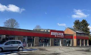 <strong>Bent u op zoek naar een zorgeloze investering met een onmiddellijke en stabiele huuropbrengst? </strong>Dan is dit volledig verhuurde commerciële gebouw aan de Chaussée de Liège 40 in Marche-en-Famenne een unieke opportuniteit. Het pand heeft een totale oppervlakte van <strong>987 m² en beschikt over 15 privatieve buitenparkings.</strong> <strong>Het is volledig verhuurd aan 'Chaussea', een gerenommeerde internationale schoenenketen, wat garant staat voor een betrouwbare en stabiele huurinkomst. </strong> Het complex is gevestigd tegenover een Carrefour-hypermarkt (meer dan 9.500 m²), MC Donalds, AUTO 5 en vlakbij de Aldi site. De jaarlijkse huur bedraagt € 124.361,04, waardoor dit vastgoed een aantrekkelijk rendement biedt voor zowel particuliere als professionele investeerders. Het gebouw is uitstekend gelegen tegenover een gevestigde retailzone. Marche-en-Famenne beschikt over het op één na grootste commerciële cluster buiten het stadscentrum van de provincie Luxemburg, wat zorgt voor een sterke commerciële dynamiek, een hoge bezoekersstroom en een blijvende aantrekkingskracht voor nationale Chaussea. Huurcontract beschikbaar op aanvraag. 