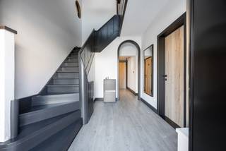 TE KOOP MET PRE-VIEW: enkel op afspraak.<br /><br />Op een centrale in Merksplas, vlak bij winkels, scholen, openbaar vervoer en andere dagelijkse voorzieningen, vinden we deze gezellige woning met een praktische indeling, aangename leefruimtes en een aantal interessante extra troeven.<br /><br />INDELING:<br />Bij het binnenkomen betreedt u een ruime inkomhal. Deze biedt toegang tot de kelder, een apart gastentoilet en een praktische wasplaats/berging. Vanuit de inkomhal is er eveneens rechtstreeks toegang tot de leefruimte.<br /><br />De leefruimte vormt het hart van de woning en beschikt over een gezellige houtkachel, die zorgt voor extra warmte en sfeer. Dankzij de open indeling geniet de ruimte van een aangenaam gevoel van openheid. Vanuit de leefruimte komt u in de open keuken, die voorzien is van de nodige toestellen.<br /><br />Op de eerste verdieping bevinden zich twee slaapkamers en een gerenoveerde badkamer. Deze is uitgerust met een ruime inloopdouche en een enkele lavabo. Op de nachthal zijn bovendien ingemaakte kasten aanwezig, wat zorgt voor extra opbergruimte.<br /><br />Daarnaast beschikt de woning over een ruime zolder die momenteel dienstdoet als bergruimte. Deze ruimte biedt echter nog tal van mogelijkheden.<br /><br />De woning beschikt over een omheinde tuin, waar u in alle rust kunt genieten van het buitenleven. Naast de woning bevindt zich een servitudeweg die toegang geeft tot de achterzijde, waar tevens een privatieve carport gelegen is. <br /><br /><br />BIJZONDERHEDEN: <br />- Centrale locatie<br />- Gunstige Oriëntatie <br />- Omheinde tuin<br />- Zeer ruime leefruimte<br /><br />Voor meer info of een bezoek ter plaatse kan u vrijblijvend contact opnemen met Lieselotte op 03.227.58.58 of lieselotte@reds.be.