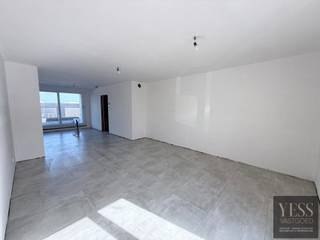 <div>
<div>
<h1><span>Uw eigen appartement in het hart van Ichtegem</span></h1>
<p><strong><span>Betaalbaar en kwalitatief wonen met extra comfort én privacy.</span></strong></p>
<p><strong><span>💡 De vermelde prijzen zijn inclusief 6% btw op de constructieprijs, mits aan de wettelijke voorwaarden wordt voldaan.</span></strong></p>
<p><span>In het centrum van </span><strong><span>Ichtegem</span></strong><span> verrijst deze </span><strong><span>kleinschalige en kwalitatieve residentie</span></strong><span> met slechts </span><strong><span>4 ruime appartementen</span></strong><span> en </span><strong><span>10 private autostaanplaatsen</span></strong><span>.</span></p>
<p><span>Dankzij de beperkte schaal geniet u hier van </span><strong><span>rust, comfort en privacy</span></strong><span>, gecombineerd met een uitstekende ligging.</span></p>
<h3><span>4 ruime appartementen – met de mogelijkheid uw private staanplaats aan te kopen</span></h3>
<p><strong><span>Gelijkvloerse appartementen – 2 slaapkamers</span></strong></p>
<ul>
<li><span>Netto bewoonbare oppervlakte van </span><strong><span>79 m² en 85 m²</span></strong></li>
<li><strong><span>Privatieve tuin van ca. 67 m²</span></strong></li>
</ul>
<p><strong><span>Duplexappartementen – 3 slaapkamers</span></strong></p>
<ul>
<li><span>Netto bewoonbare oppervlakte van </span><strong><span>104 m² en 107 m²</span></strong></li>
<li><strong><span>Zeer ruim terras van ca. 16 m²</span></strong></li>
</ul>
<p><span>De </span><strong><span>gelijkvloerse appartementen</span></strong><span> bieden dankzij hun ruime privatieve tuin een aangename combinatie van binnen- en buitenruimte.</span></p>
<p><span>De </span><strong><span>duplexappartementen</span></strong><span> beschikken dan weer over royale terrassen met </span><strong><span>minimale inkijk</span></strong><span>, waardoor u in alle rust kunt genieten van uw buitenruimte en van </span><strong><span>een optimale privacy</span></strong><span>.</span></p>
<p><span>Een ideale keuze voor wie op zoek is naar een </span><strong><span>ruim, energiezuinig en kwalitatief appartement</span></strong><span>, op een centrale locatie in Ichtegem.</span></p>
<p>Interesse? Bel 050 33 59 03 / info@yess-vastgoed.be</p>
</div>
</div>