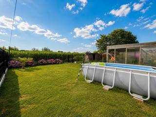 Op zoek naar een gezellige, instapklare woning met een leuke tuin? Dan is deze charmante woning zeker een bezoek waard!<br /><br />De woning beschikt over drie slaapkamers, een praktische indeling en werd de voorbije jaren bijna volledig gerenoveerd. Bovendien werd ze recent volledig opgeschilderd, waardoor je meteen kunt verhuizen. De keuken is verzorgd en functioneel, net als de nette badkamer.<br /><br />Buiten geniet je van een zalige tuin met verschillende gezellige plekjes. Dankzij de doorgang langs de achterzijde en zijkant van het perceel (erfdienstbaarheid in het voordeel van de woning) is de tuin bovendien vlot bereikbaar. Vooraan is er een eigen oprit.<br /><br />De woning is volledig geïsoleerd en kreeg recent een nieuwe buitenisolatie met crepi + een nieuw DAK !. Verder is er een combinatie van dubbele en driedubbele beglazing en zorgt de pelletkachel voor extra warmte en sfeer. Met een kleine aanpassing is bovendien een EPC-label C mogelijk. De handige zolder biedt nog extra bergruimte.<br /><br />Een verrassend complete woning op een goede ligging, klaar om haar nieuwe bewoners te verwelkomen!<br />Meer info of een bezoek? Mail gerust naar hallo@wijsvastgoed.be