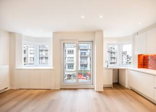 EERSTE BEZOEKMOMENT OP ZATERDAG 11/04/2026 - SCHRIJF U IN VIA ONZE WEBSITE Volledig gerenoveerd appartement met 2 slaapkamers te huur in een...