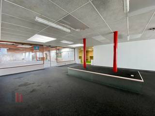 Commercieel gelegen handelsruimte met een oppervlakte van 212 m² te koop langs én met visibiliteit van de bedrijvige Veurnestraat in De Panne.<br />De winkel betreft een open ruimte met vooraan een glazen vitrine. Hierdoor geniet men van een fenomenale zichtbaarheid. In combinatie met de drukke ligging is dit dé ideale locatie voor uw bedrijf! Ruime parkeermogelijkheden in de straat. Beschikbaar bij akte.<br /><br />Contacteer PANORAMA B2B voor bijkomende inlichtingen, plannen of een vrijblijvend plaatsbezoek 0479 70 70 73.