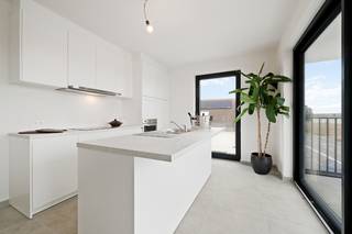 <u>6% btw op constructie ( onder voorwaarden), zowel voor 1ste aankoop als voor investering onder BV. </u><br /><br /><br />KORTEMARK: Appartement 1.01 met 3 slaapkamers en 2 terrassen gelegen op de eerste verdieping van Nieuwbouwresidentie Mila en Nora<br /><br />Deze kleinschalige nieuwbouwresidentie is centraal gelegen nabij het station en op wandelafstand van de Markt in Kortemark. Met de E403 op 8,5 km geniet het project een uitstekende bereikbaarheid. In de onmiddellijke buurt vindt u er onder andere scholen, sporthal, natuur- en recreatiedomein Krekemeersen, warenhuizen, bakkerij, slagerij, apotheek, bank ... <br /><br />“Residentie Mila en Nora” bestaat uit 2 inkomhallen en 4 verdiepingen. De gelijkvloerse verdieping bevat 6 dubbele garageboxen, 5 enkele garageboxen en 5 autostaanplaatsen. In de eerste en tweede verdieping vinden we per verdieping 5 villa-appartementen. De dakverdieping bestaat uit 1 luxe-penthouse. <br /><br />Dit appartement wordt afgewerkt met de nodige precisie. De grote raampartijen, de aangename bewoonbare oppervlakte van 123,3m² en de twee ruime zitterrassen (10,11m² en 9,35m²) zorgen voor een zalig luchtig gevoel. De open keuken en de badkamer worden uitgerust met alle hedendaags comfort. <br /><br />Appartement 1.01 is gelegen op de eerste verdieping en is als volgt ingedeeld: <br />- Inkomhal met gastentoilet en berging <br />- Ruime leefruimte voorzien van grote raampartijen<br />- Kwalitatieve open keuken voorzien van alle hedendaags comfort<br />- Nachthal met individueel toilet<br />- 3 aangename slaapkamers<br />- Stijlvolle badkamer<br /><br />Mogelijkheid tot aankopen van een enkele/dubbele garagebox en/of een autostandplaats in het gebouw. <br /><br />TECHNISCH : <br />- Centrale verwarming op aardgas met condenserende wandketel<br />- Hoog-rendementsbeglazing met isolerende PVC-beraming<br />- Thermische isolatie conform EPB-regelgeving<br />- Ventilatiesysteem conform EPB-regelgeving<br />- Brandwerende en inbraakveilige Inkomdeur <br />- Conforme elektriciteit <br /><br />Bel Nik (T. 0472 38 97 46) vrijblijvend op voor meer informatie. Wij begeleiden u graag met de glimlach op zoek naar uw droomwoning & commercieel pand.