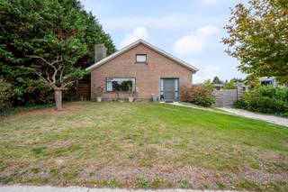 <div><i>MERELBEKE: Bent u op zoek naar een woning met grote tuin en garage? <br />Dan is dit de ideale woning voor u, hier u kan renoveren aan 6% btw!<br />Deze bungalow is biedt vele mogelijkheden, daar u de volledige zolder nog kan inrichten tot extra kamers. <br /><br />INDELING: <br />Via de ruime inkomhal met vestiaire kasten komt u binnen in een grote, lichtrijke leefruimte met open haard. <br />Verder loopt u door naar de ingerichte keuken, annex een praktische berging en toegang tot de veranda. <br />Verder tellen we 3 volwaardige slaapkamers, de badkamer en een 2de berging.<br /><br />Verder zien we nog de ruime garage, vele parkeerplaatsen en een grote tuin.<br /><br />TROEF: de zolder (+/-100 m2) met betonnen gewelf kan nog ingericht worden met extra kamers. <br />De woning beschikt ook over een kruipkelder onder de gehele woning.<br /><br />EXTRA TROEF: De ligging!<br />Op wandelafstand van het Gentbos en de Scheldevallei.<br />Het nieuwe sport- en recreatiepark Molenkouter, scholen, winkels, restaurants, en bushalte op wandelafstand. <br /><br />Voor een bezoek of meer informatie: bel Marianne 0478 38 12 88 - marianne@cornelis-partners.be<br />De opgegeven informatie en oppervlaktes zijn louter informatief en niet bindend.</i></div>