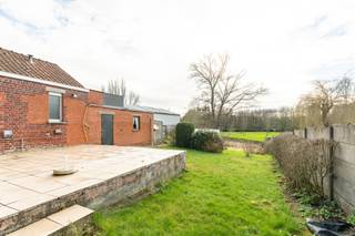 Te koop: charmante woning met grote tuin en twee garages op een mooi perceel van 600 m².Deze woning is strategisch gelegen, vlak bij belangrijke...