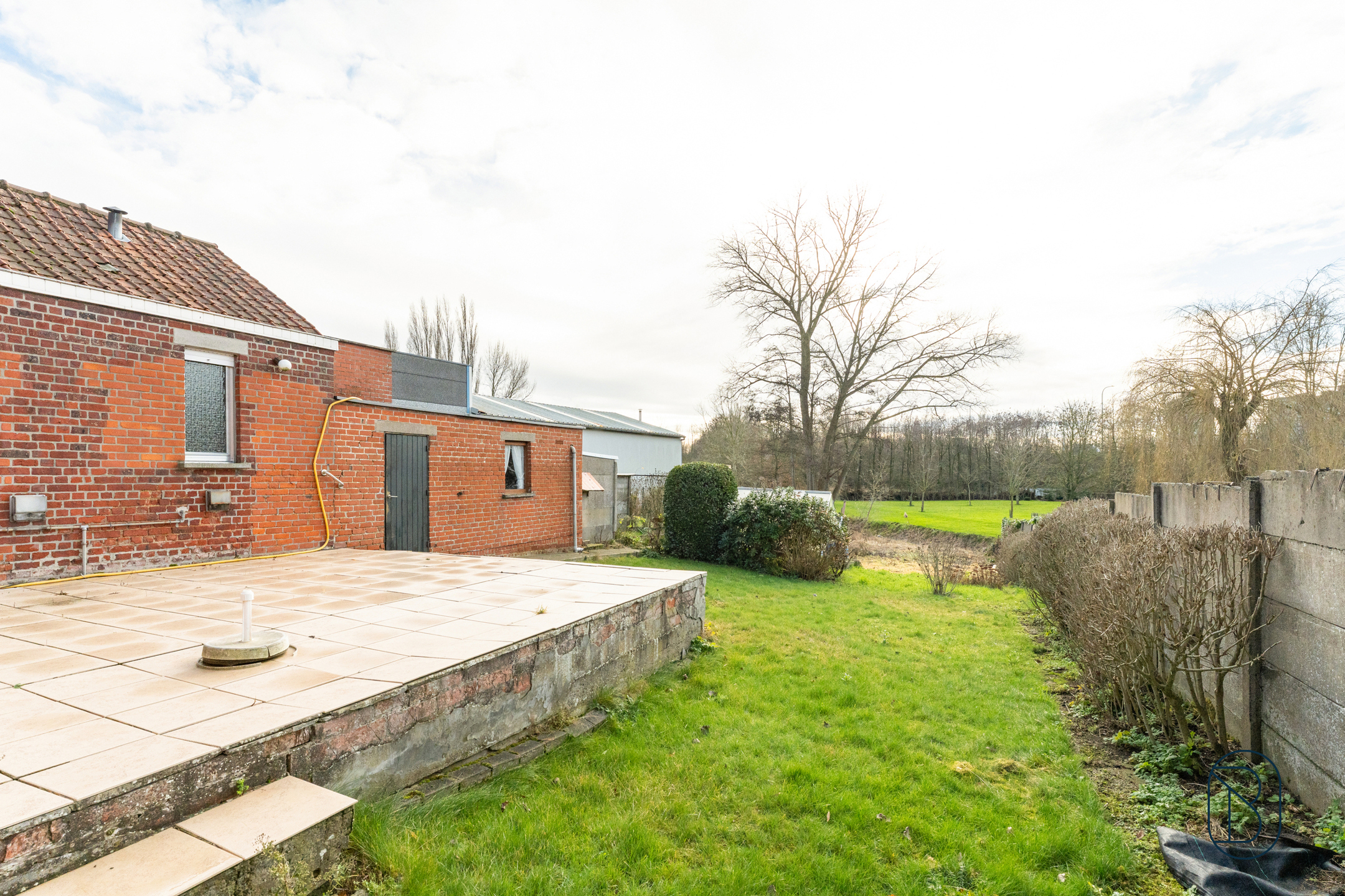 Charmante woning met grote tuin en twee garages - foto 3