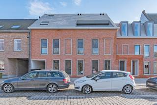 Dit BEN nieuwbouw appartement op de eerste verdieping is gelegen op de Dries te Sinaai en heeft volgende indeling: een inkomhal met gastentoilet, een ruim en lichtrijke woonkamer met aansluitend een terras van circa 30m2, een volledig gerichte keuken, 3 ruime slaapkamers, een badkamer met inloopdouche en toilet en een ruime berging/wasplaats. Vloerverwarming via warmtepomp in combinatie met zonnepanelen. Verder beschikt het appartement nog over een carport met mogelijkheid voor aansluiting van een laadpaal, een gemeenschappelijke fietsenberging en een afvalberging. Lift aanwezig. Algemene kost van 50 Euro/maand. Beschikbaar vanaf 01/09