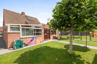 <p><strong>Verzorgde vrijstaande gezinswoning met EPC-label C, tuin, ruime berging en vlotte parkeermogelijkheden</strong></p>
<p>Ben je op zoek naar een solide en verzorgde vrijstaande gezinswoning met een aangename tuin en praktische extra bergruimte? Dan is deze woning beslist een bezoek waard. Dankzij de vlot bereikbare ligging, de ruime leefruimtes en het gunstige <strong>EPC-label C</strong> geniet je hier van comfortabel wonen zonder renovatieverplichting.</p>
<p><strong>Indeling</strong></p>
<p>Via de inkomhal met gastentoilet kom je in de ruime en lichtrijke leefruimte, die achteraan werd uitgebreid en aansluit op de open, ingerichte keuken. De voormalige garage werd geïntegreerd in de woning en doet vandaag dienst als een praktische multifunctionele ruimte, ideaal als berging, fietsenstalling, hobbyruimte of extra inkom.</p>
<p>Op de verdieping bevinden zich de nachthal, drie volwaardige slaapkamers en een verzorgde badkamer.</p>
<p><strong>Buiten</strong></p>
<p>De aangename tuin biedt voldoende ruimte om te genieten. Achteraan bevindt zich bovendien een ruime gemetste tuinberging (ca. 50 m²), ideaal voor tuinmateriaal, fietsen, extra opslag of hobby.</p>
<p>Ook op vlak van parkeren scoort deze woning uitstekend. Voor de woning zijn meerdere privatieve staanplaatsen voorzien en ook naast de woning is er bijkomende parkeergelegenheid.</p>
<p>Met haar degelijke bouwkwaliteit, praktische indeling, gunstige energiescore (<strong>EPC-label C</strong>) en ruime parkeermogelijkheden vormt deze vrijstaande woning een ideale thuisbasis voor gezinnen die comfortabel willen wonen op een vlot bereikbare locatie.</p>
