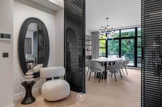 Gelegen in de prestigieuze wijk Sterrenwacht – Observatoire, vinden we dit uitzonderlijk appartement van 189 m² terug. Het appartement is gelegen in een standingvol gebouw van de jaren ’80 en werd recent volledig gerenoveerd volgens de regels van de kunst.<br /><br />Vanuit de ruime inkomhal met vestiaire en gastentoilet betreedt u een elegante eetkamer met directe toegang tot een prachtig zuidwestgericht terras van 15 m² – een idyllische plek met zicht op het groen, een gezellige woonkamer met haard en ingebouwde bar. <br /><br />De halfopen keuken (van het Italiaanse merk Binova Cucine) is volledig uitgerust en combineert functionaliteit met design.<br /><br />Verder omvat het appartement: <br /><br />- de mastersuite met dressing en ensuite badkamer;<br />- een tweede slaapkamer met eigen dressing en douchekamer;<br />- een derde slaapkamer eveneens met badkamer;<br />- een wasberging.<br /><br />Het appartement wordt gekenmerkt door haar hoogwaardige afwerking: van massief Hongaars eiken parket, Corian, Travertin tot tal van luxueuze details zoals stoffen wandbekleding en moulures. De aanwezigheid van vloerverwarming, airconditioning, domotica en een alarmsysteem vervolmaakt het geheel.<br /><br />Dankzij de nabijheid van de Europese School, diverse ambassades en de levendige wijk Fort Jaco, beschikt het appartement ook over een aantrekkelijk verhuurpotentieel.