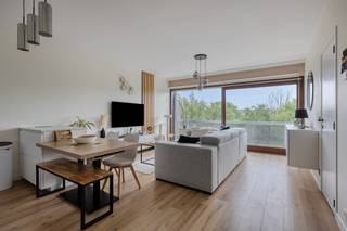 <p>Dit instapklare en volledig gerenoveerde appartement (2022) in Molenbeek combineert comfort, functionaliteit en een doordachte indeling.</p><p></p><p>Het appartement beschikt over een aangename slaapkamer, een volledig geïnstalleerde keuken, een praktische berging en een verzorgde badkamer met douche in bad. De lichtrijke leefruimte geeft rechtstreeks toegang tot een gezellig en zonnig terras, waar u in alle rust kunt genieten van de buitenlucht.</p><p>Daarnaast beschikt de woning over een private kelder die extra opslagruimte biedt.</p><p></p><p>Dankzij de grondige renovatie is dit appartement volledig instapklaar en uitermate geschikt als eerste woning, pied-à-terre of investering. De gunstige ligging in Molenbeek zorgt voor een uitstekende bereikbaarheid en bevindt zich op korte afstand van winkels, openbaar vervoer, scholen en andere dagelijkse voorzieningen.</p>