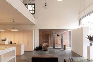 Ben je op zoek naar een veelzijdige ruimte voor je bedrijf? Ontdek deze uitstekende kantoor- of praktijkruimte van 260m², ideaal gelegen nabij het centrum van Sint-Amands. De ruimte is functioneel ingedeeld en biedt tal van mogelijkheden: gelijkvloers (160m²) met een open ruimte, toilet en traphal, en op de eerste verdieping (100m²) een open ruimte met keuken, geschikt voor diverse doeleinden. Deze karaktervolle locatie biedt de perfecte setting voor jouw professionele activiteiten! EPC: 20231127-0003047226-KNR-1. Voor meer informatie of een bezichtiging, neem vrijblijvend contact op via 03/283.84.84 of stuur een e-mail naar gert<span>@ax</span><span>-quality</span><span>.be</span>. Grijp deze kans voor jouw bedrijf in het hart van Sint-Amands!