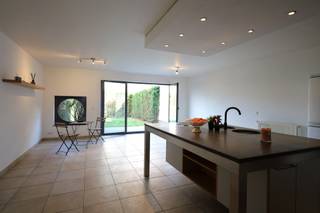 This recent, energy-efficient house is located in a quiet dead-end street and features a spacious entrance hall, a toilet with hand basin, a...