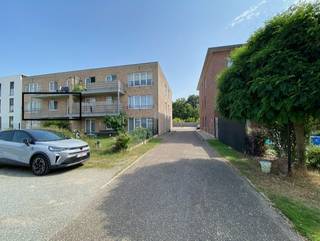 Centraal gelegen appartement op de 1STE verdieping (achterkant gebouw). Bestaande uit: Inkomhal, badkamer (bad), berging/wasplaats, 2 slaapkamers, woonkamer met open keuken. terras. Garage achteraan gebouw. Beschikbaar: begin november 2026. EPC 101kWh/m² (label: B). Gemeenschappelijke kosten 16 euro per maand.