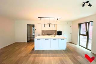 <p>Dit energiezuinig nieuwbouwappartement maakt deel uit van het prestigieuze woonproject Burenberg. Een nieuwe ontwikkeling in Leuven met verschillende troeven zoals de rustige groene omgeving, de nabijheid van invalswegen en bovenal gelegen op wandelafstand van Leuven centrum! <br /><br />In dit gelijkvloers appartement gaan hedendaags comfort en een praktische indeling hand in hand. Het appartement is instapklaar, bevat de nieuwste technieken en werd afgewerkt met kwalitatieve materialen.<br /><br />Het pronkstuk van het appartement is de lichtrijke leefruimte met open keuken. De vele ramen laten het licht heerlijk binnenvallen. Het grote schuifraam geeft toegang tot het grote overdekte terras met aansluitend een aangelegde gemeenschappelijke tuin. De keuken met kookeiland is volledig geïnstalleerd en doordacht afgewerkt met warme materialen. Naast de keuken bevindt zich een berging met aansluiting voor een wasmachine.<br /><br />De centrale gang geeft verder toegang tot alle andere ruimtes in het appartement. Naast de 2 volwaardige slaapkamers is er een apart toilet en een badkamer met zowel bad als douche. Ook hier wordt comfort gecombineerd met aantrekkelijke materiaalkeuzes en fijne details zoals indirecte verlichting.<br /><br />Bovenop het appartement is er een ondergrondse autostaanplaats bereikbaar via de Goudsbloemstraat. Vanuit de ondergrondse parking kan je met de lift rechtstreeks het gebouw van het appartement bereiken, een gemeenschappelijke fietsenstalling én een private berging. De autostaanplaats is bij te huren aan €100. <br /><br />Kortom, dit appartement vinkt alles af voor wie op zoek is naar fijne plek waar kwalitatief wonen gecombineerd wordt met een centrale maar rustige ligging. <br /><br />Onmiddellijk beschikbaar.<br />Huurprijs: €1450/maand + €100/maand (autostaanplaats) + €100/maand gemeenschappelijke kosten.</p>