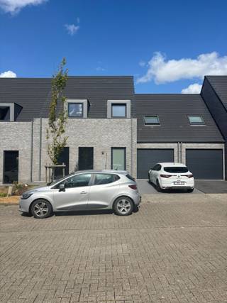 <p><span>Deze recente nieuwbouw treffen we in de woonbuurt van de 'Zwijnlandstraat" dit op een zucht van de Markt, kleinhandel, Colruyt, sportcentra, school en etc... Kortom een volledig nieuw, lichtrijke en ruime woning met terras en tuin. Deze topper is ingedeeld met een gastentoilet met handenwasser, een ruime woonkamer annex ingerichte keuken (oven, microgolf, spoelbak, kookplaat, dampkap, frigo en vaatwas) met zicht op de verzorgde tuin, een garage met automatische sectionale poort en begruimte. Op het eerste verdiep zijn er 3 volwaardige slaapkamers, een ruime nachthall met mogelijkheid tot het plaatsen van een bureau en een genoeglijke badkamer met dubbele lavabomeubel, ligbad, douche en toilet. Hierbovenop is er de zolder waar het ventilatiesysteem D bevindt. Uiteraard beschikt de woning over: internet, distributie, regenwaterput (10.000l) en grasmatten. Kortom deze woning biedt u grote ruimtes waar u ten volle tot rust kunt komen in de kindvriendelijke/autoluwe straat. </span></p><p><span> </span></p><p><span>Onmiddellijk beschikbaar!</span></p><p><span> </span></p><p><span>Troeven:</span></p><p><span> </span></p><p><span>- Energiezuinig</span></p><p><span>- Regenwater</span></p><p><span>- Centrum</span></p><p><span>- Ruime garage</span></p>