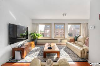 <p><span>Op te frissen bel-etage met grote zonnige tuin in gegeerde wijk te Ekeren</span></p><p><span>Ontdek deze op te frissen bel-etagewoning, gelegen in een zeer gegeerde en gezellige wijk te Ekeren. De woning geniet van een toplocatie in een rustige, groene omgeving en beschikt over een </span><span>gunstig EPC B.</span></p><p><span>Op de eerste verdieping bevindt zich een </span><span>ruime en lichtrijke leefruimte met grote raampartijen</span><span> die zorgen voor een aangename lichtinval. Aansluitend vindt u de </span><span>open keuken</span><span> met prachtig zicht op de tuin. Vanuit de leefruimte heeft u toegang tot een gezellig </span><span>overdekt terras</span><span>, dat via een trap rechtstreeks verbonden is met de grote, zonnige tuin.</span></p><p><span>De tweede verdieping omvat</span><span> drie volwaardige slaapkamers</span><span>, een ruime badkamer met douche in ligbad, dubbele lavabo en toilet en een praktische extra bergruimte.</span></p><p><span>Op het gelijkvloers beschikt de woning over een gastentoilet, een bergruimte met aansluitingen voor wasmachine en droogkast, en een aparte doucheruimte. Daarnaast werd de garage opgesplitst tot een zeer ruime </span><span>polyvalente ruimte</span><span> met zicht op de tuin en toegang via een schuifdeur. Deze ruimte kan perfect ingericht worden als vierde slaapkamer, bureauruimte, fitness of hobbyruimte. Het tweede deel van de oorspronkelijke garage wordt gebruikt als extra bergruimte voor bijvoorbeeld fietsen. </span></p><p><span>De tuin beschikt eveneens over een praktische tuinberging.</span></p><p><span>Deze woning combineert comfort, ruimte en potentieel op een topligging in Ekeren.</span></p><p><span>Troeven</span></p><ul><li><span>Toplocatie in Ekeren, rustig en groen gelegen in een leuke wijk </span></li><li><span>EPC B </span></li><li><span>Veel lichtinval </span></li><li><span>Grote zonnige tuin </span></li><li><span>Overdekt terras op de eerste verdieping </span></li><li><span>Veel mogelijkheden dankzij polyvalente ruimte </span></li></ul><p><span> </span></p><p><span>Hoewel de woning enige opfrissen kan gebruiken, biedt het veel potentieel om hier een mooie thuis van te maken! </span></p><p><span>Benieuwd naar meer? Kom deze woning zelf ontdekken en plan vandaag nog uw bezoek in via </span><span>www.janssenenjanssen.be</span><span>!</span></p><p><span> </span></p>