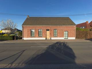 Volledig gerenoveerde, charmante woning met mooie tuinIndeling:Gelijkvloers: Inkom, leefruimte, keuken, berging, wc, bureau, veranda met...