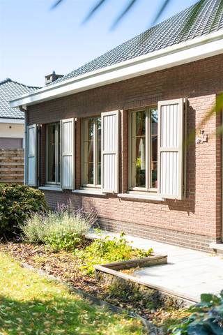 <p><span>Prachtige gezinswoning op een gegeerde locatie nabij het centrum van Sint-Job </span></p><p><span> </span></p><p><span>Deze uitstekend onderhouden gezinswoning is gelegen in een rustige, groene woonwijk op een gegeerde locatie nabij het centrum van Sint-Job. </span></p><p><span>Hier geniet u van een perfecte combinatie van rust, privacy en een uitstekende bereikbaarheid. </span></p><p><span>Winkels, scholen, openbaar vervoer en de op- en afrit van de E19 bevinden zich op korte afstand, waardoor alle dagelijkse voorzieningen steeds binnen handbereik zijn.</span></p><p><span> </span></p><p><span>Bij het betreden van de woning valt meteen de aangename lichtinval op. </span></p><p><span>De ruime leefruimte vormt samen met de aansluitende veranda het hart van de woning en creëert een uitnodigende leefomgeving waar binnen en buiten naadloos in elkaar overvloeien. </span></p><p><span>Dankzij de grote raampartijen geniet u hier het hele jaar door van een aangenaam zicht op de tuin.</span></p><p><span>De combinatie van de sfeervolle sierbalken en de houthaard maakt van de leefruimte een warme gezellige ruimte.</span></p><p><span> </span></p><p><span>De halfopen keuken is functioneel ingericht en kijkt eveneens uit op de tuin. </span></p><p><span>Op het gelijkvloers bevinden zich daarnaast een gastentoilet, een polyvalente kamer die perfect kan dienen als slaapkamer, bureau of praktijkruimte, evenals een inpandige garage. </span></p><p><span> </span></p><p><span>De eerste verdieping omvat drie volwaardige slaapkamers en een badkamer. </span></p><p><span>De aanwezige zolder biedt bijkomende bergruimte en verhoogt de praktische waarde van de woning. </span></p><p><span> </span></p><p><span>Ook op energetisch vlak is deze woning een interessante keuze. Dankzij de dak- en muurisolatie en de recente hoogrendementsketel behaalt de woning een gunstig EPC-label C. </span></p><p><span>Dit vertaalt zich in een aangenaam wooncomfort en een efficiënter energieverbruik. </span></p><p><span> </span></p><p><span>Met haar lichtrijke leefruimtes, functionele indeling, goede energetische prestaties en uitzonderlijke ligging vormt deze woning een uitstekende opportuniteit voor wie op zoek is naar een comfortabele gezinswoning in een groene en toch centraal gelegen omgeving.</span></p>