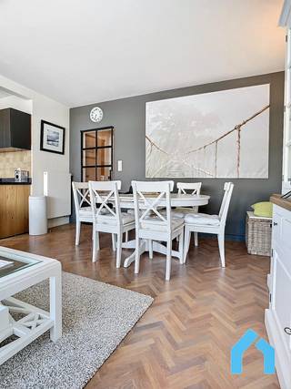 Cet appartement une chambre se trouve à distance de marche du magnifique Parc 58 et de la plage – l’endroit parfait pour profiter du calme, de la nature et de la mer.<br /><br />L’agencement est pratique et confortable : un hall d’entrée mène à une chambre spacieuse, une salle de douche avec toilette, ainsi qu’un séjour lumineux avec cuisine ouverte. Vous bénéficiez également d’un balcon agréable, idéal pour un moment de détente.<br /><br />Il est également possible d’acheter un garage dans l’immeuble – un atout pour se garer en toute sécurité.<br /><br />Intéressé(e) ?<br />Téléphone : 050 60 99 70<br />E-mail : info@immodenil.be