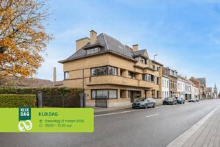 Ben je op zoek naar een huis met karakter en veel ruimte om zelf te bewonen of te verbouwen tot een meergezinswoning? Dit is jouw unieke kans.<br /><br />Deze woning bevindt zich op een boogscheut van het centrum van Ronse waar je alle faciliteiten kan terugvinden. Bovendien is het openbaar vervoer en het stadspark vlakbij. De typerende art-deco stijl zorgt voor een athentieke uitstraling en een onuitwisbare indruk. Met een bewoonbare oppervlakte van maar liefst 378 m² biedt deze woning tal van mogelijkheden.<br /><br />Indeling:<br />-Kelder: Zeer ruime praktische kelder. De volledige woning is onderkelderd wat handig kan zijn voor de leidingen.<br />-GLV: Imposante inkomhal met open plafond naar de bovenliggende verdiepingen waarrond de marmerend trap draait. Links van de hal is de keuken met eetplaats. Rechts is de leefruimte met aansluitend nog een bar. Er is ook nog een veranda en een lift.<br />-1stV: De nachthal geeft toegang tot 4 ruime slaapkamers en een badkamer.<br />-2deV: De nachthal geeft toegang tot 2 slaapkamers, een badkamer en een zolderruimte die makkelijk kan omgebouwd worden tot bijkomende kamer.<br />-3deV: Ruime, praktische zolder.<br /><br />Spreekt deze unieke eigendom jou aan en wens je van deze woning jouw thuis te maken of zie je potentieel om deze eigendom om te bouwen tot meergezinswoning? Maak snel een afspraak en kom alle mogelijkheden van deze karaktervolle woning zelf ontdekken.