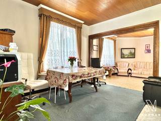 Welkom bij deze hoekwoning op een rustige landelijk ligging, maar eveneens vlakbij het centrum in Bavikhove!<br /><br />Bij het betreden van deze woning komt u binnen in de ruime inkomhal, waarbij u aansluitend de leefruimte en de uitgeruste keuken vindt.<br />Via de lichtrijke gang heeft u toegang tot de bijkeuken en kunt u de eerste, gelijkvloerse badkamer betreden, uitgerust met een douchebad en wastafel. Hier heeft u ook de mogelijkheid om uw wasmachine en droogkast te plaatsen. Naast de badkamer is er nog een apart toilet.<br /><br />Verder is er op het gelijkvloers een kelder, met voldoende bergruimte, waar u de recente condensatieketel vindt.<br /><br />Op de verdieping zijn er drie volwaardige en ruime slaapkamers, alsook een tweede badkamer, uitgerust met een douche, wastafel en toilet.<br /><br />De geïsoleerde zolder is bereikbaar via een vaste trap. Deze kan worden ingericht als vierde slaapkamer of kan worden gebruikt als extra bergruimte.<br /><br />Tot slot heeft u via het aangename terras, met doorgang naar de straat, toegang tot maar liefst twee ruime ateliers die perfect kunnen dienen als werkplaats, hobbyruimte of extra berging. Boven de ateliers zijn er nog twee extra zolderruimtes, bereikbaar via een vaste trap.<br /><br />TROEVEN:<br />+ EPC C (geen renovatieverplichting)<br />+ Elektriciteit conform<br />+ Overal centrale verwarming op gas met recente CV-ketel<br />+ Werkatelier<br />+ Landelijke ligging